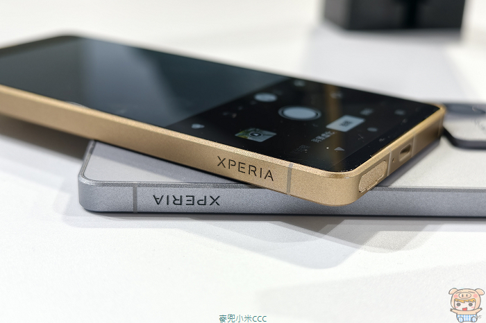 Xperia 1 VIII 側面 XPERIA 標誌刻印與機身紋理細節