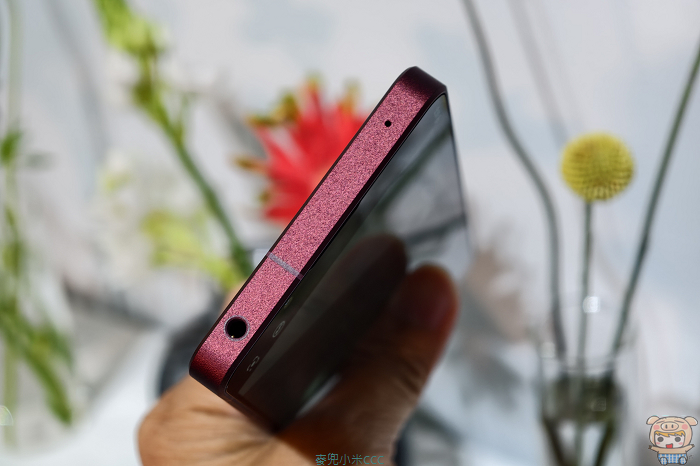 Xperia 1 VIII 頂部保留 3.5mm 耳機孔與降噪麥克風設計。