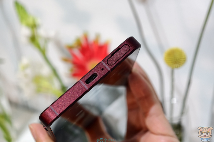 Xperia 1 VIII 底部 USB Type-C 接口與收音麥克風。