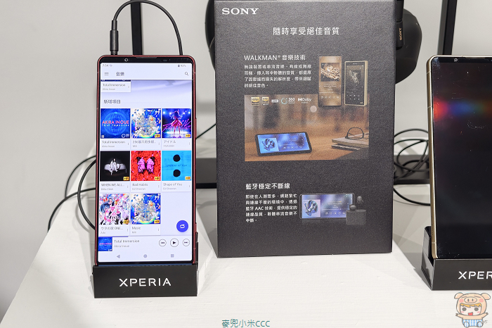 Xperia 1 VIII 劇院級對稱雙喇叭與 DSEE Ultimate 技術標示。