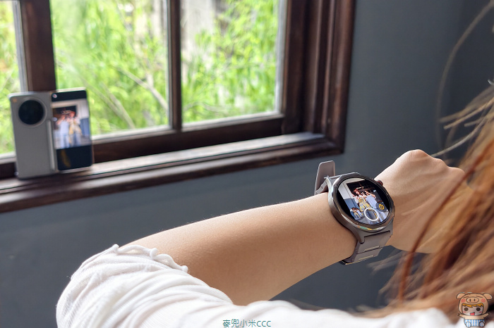 OPPO Watch X3 支援智慧連動手機遠端拍照錄影功能