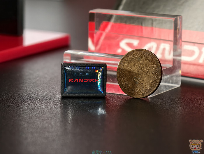 SanDisk Extreme Fit USB-C隨身碟與硬幣尺寸比例對比