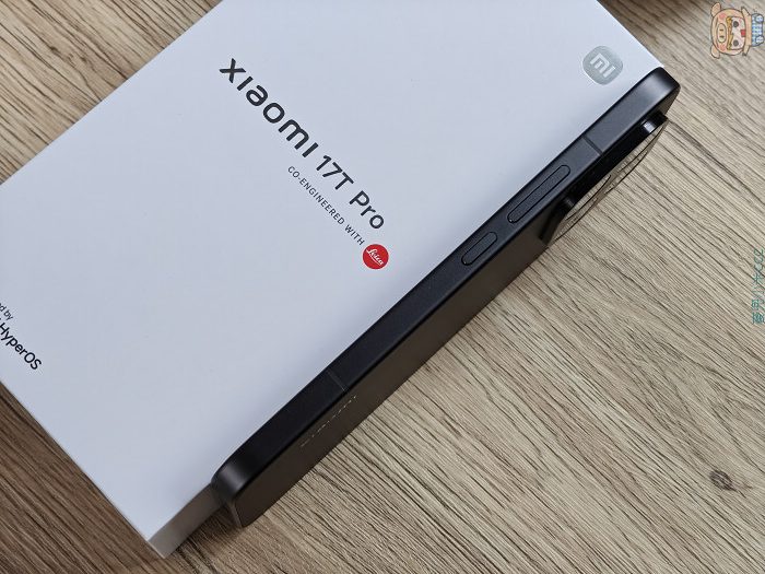 音量調節鍵與整合 Gemini 語音助手的獨立電源按鍵特寫