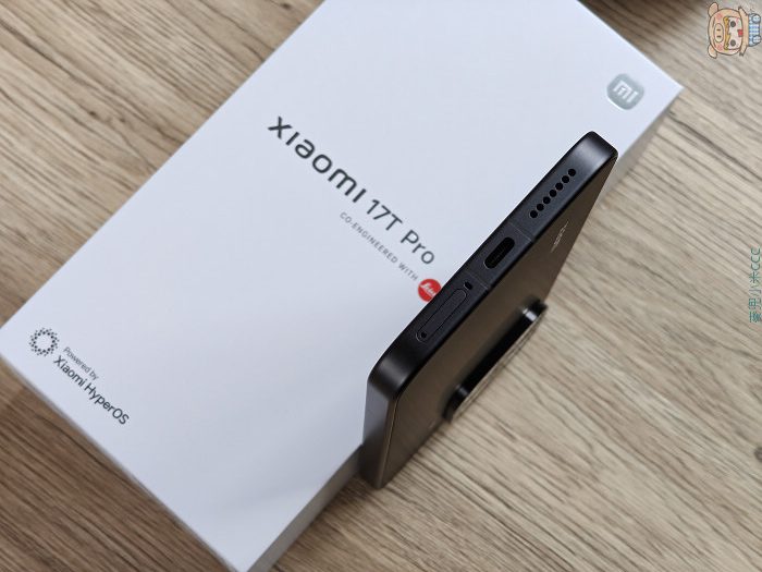 機身底部雙立體聲喇叭、USB Type-C 充電傳輸孔與 SIM 卡槽配置