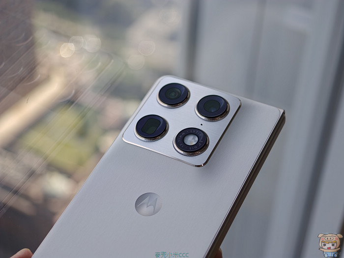 motorola razr fold 後置三鏡頭相機模組