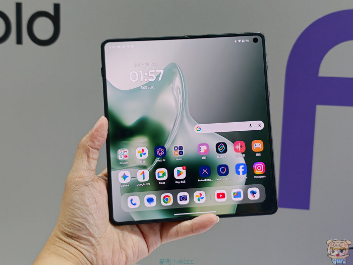 3200 萬畫素內螢幕自拍鏡頭