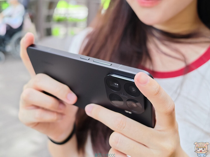 展示手持 Xiaomi 17T Pro 時,側邊高強度鋁合金微弧中框的圓滑握感