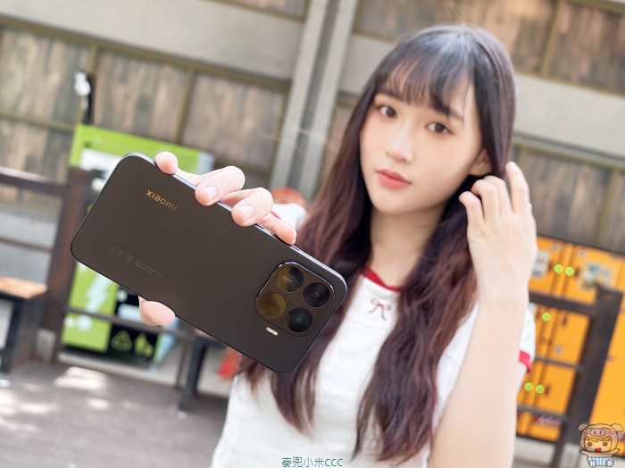 Xiaomi 17T Pro 輕薄機身側面特寫,突顯內嵌大電池仍保有纖薄厚度