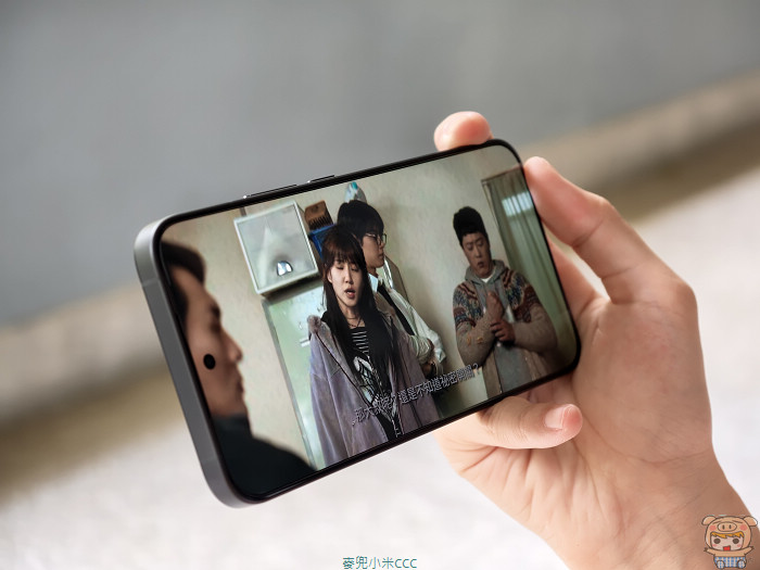 模擬低光源或夜間環境下,螢幕會自動根據周圍光線調節色溫