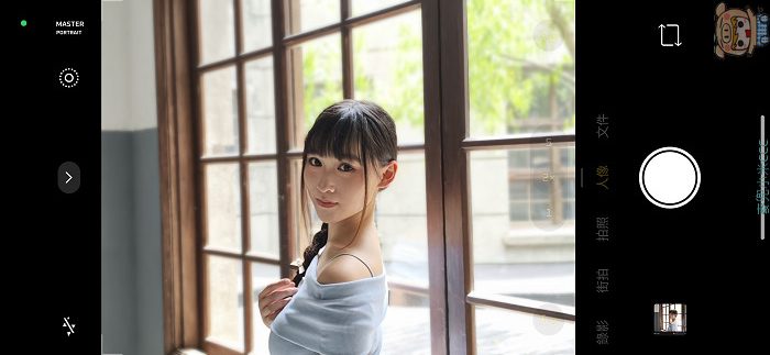 開啟徠卡人像模式拍攝街景,展示適合上傳社群的2K高畫質清晰影像