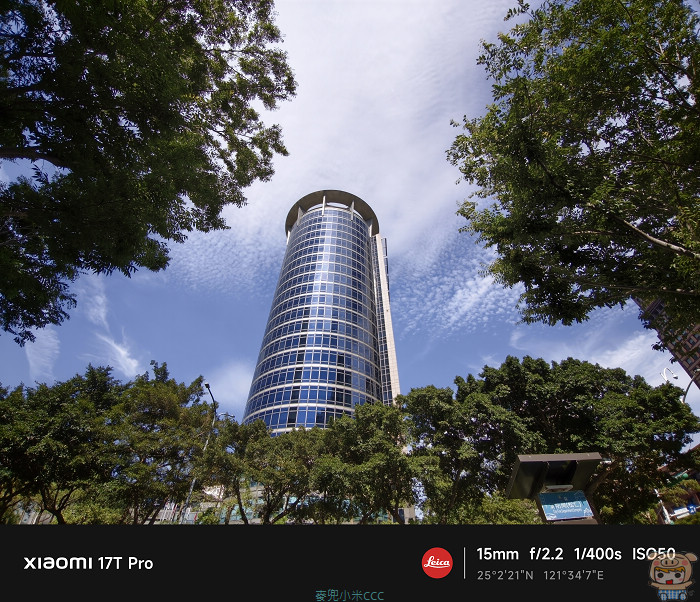 超廣角鏡頭拍攝晴天風景,藍天與雲彩的色彩飽和度層次分明