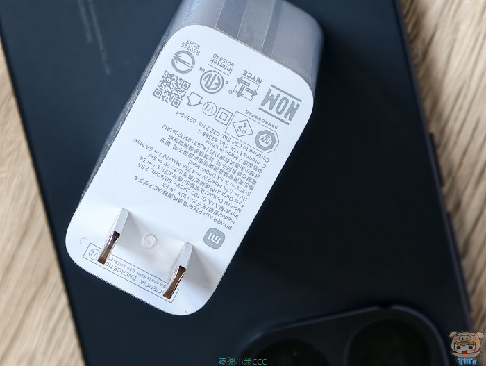 連接 100W 極速閃充充電器,螢幕上顯示的高速充電動態百分比畫面