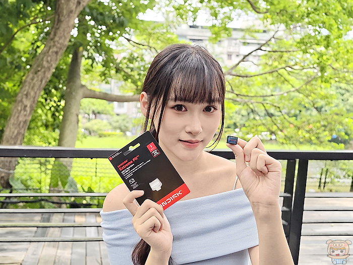 極小體積的 SanDisk Extreme Fit 隨身碟拿在手上
