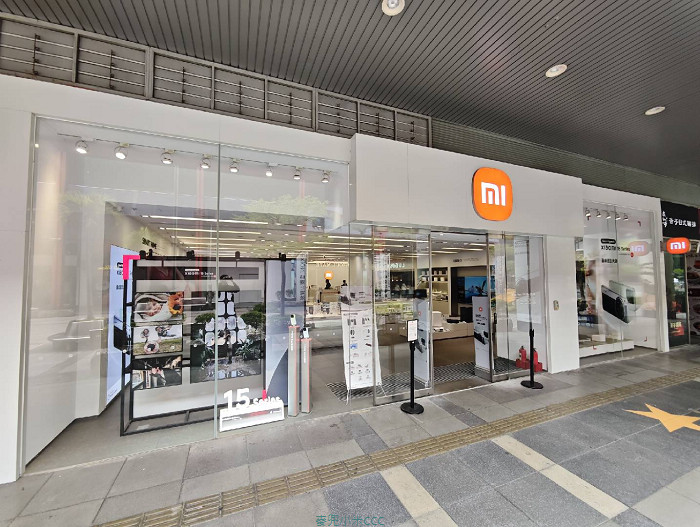 極簡美型洗脫烘滾筒洗衣機擺放在採光佳的陽台 corners