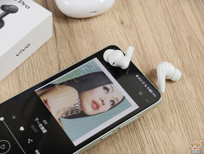 vivo Buds Pro 藍牙耳機入耳式曲線外觀與細長觸控耳柄特寫