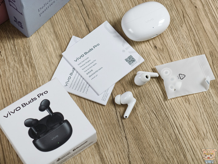 vivo Buds Pro 盒裝內容物配件、親膚矽膠耳塞與充電盒完整開箱