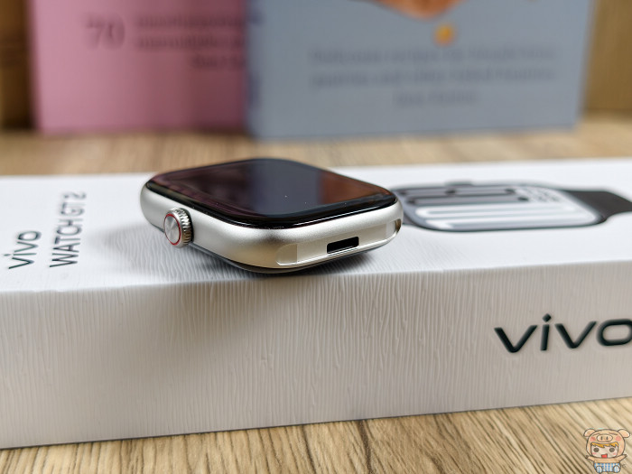 拆卸錶帶後的 vivo WATCH GT 2 方形金屬中框機身側面細節照