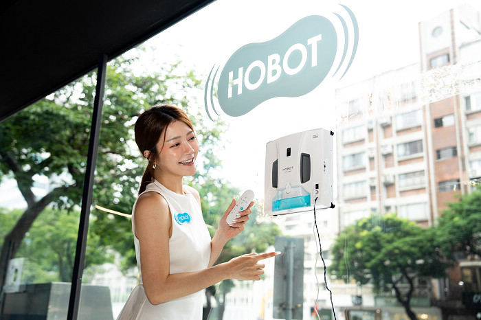 玻妞 HOBOT-SP10 首創雙刮刀技術與 SSS 噴擦刮玻璃清潔技術