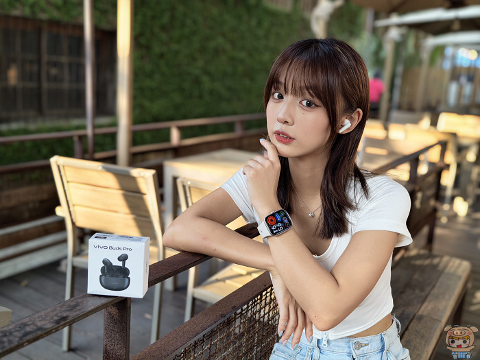 vivo 穿戴裝置組合：vivo WATCH GT 2 智慧手錶與 Buds Pro 降噪耳機合照