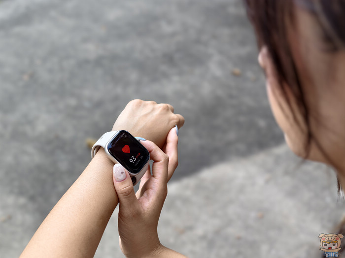 vivo WATCH GT 2 親膚氟橡膠錶帶的不鏽鋼錶扣與雙固定環細節