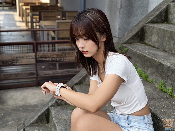 vivo WATCH GT 2 手錶背面充電金屬接點與光學健康感應器陣列