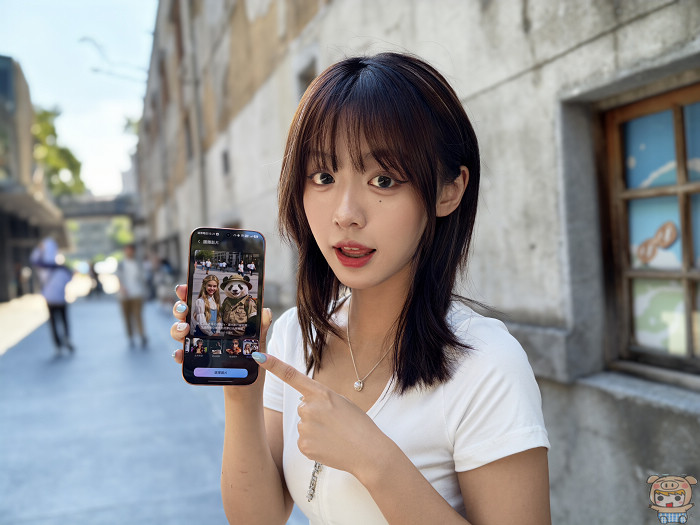 使用者手持 HONOR 600 Pro 展示大螢幕正面美型設計