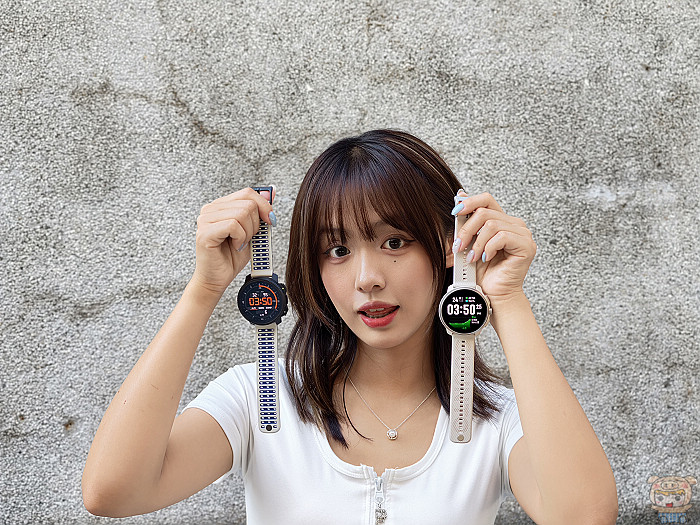 Suunto 智慧運動手錶開箱內容物配件包含手錶本體、快拆錶帶與磁吸充電線