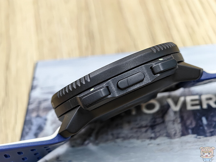 Suunto Vertical 2 右側三顆實體按鍵與軍規測試認證強悍機身特寫