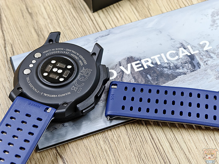 Suunto 智慧手錶快拆快扣設計錶帶背面卡榫與親膚耐磨防水防汗錶帶細節