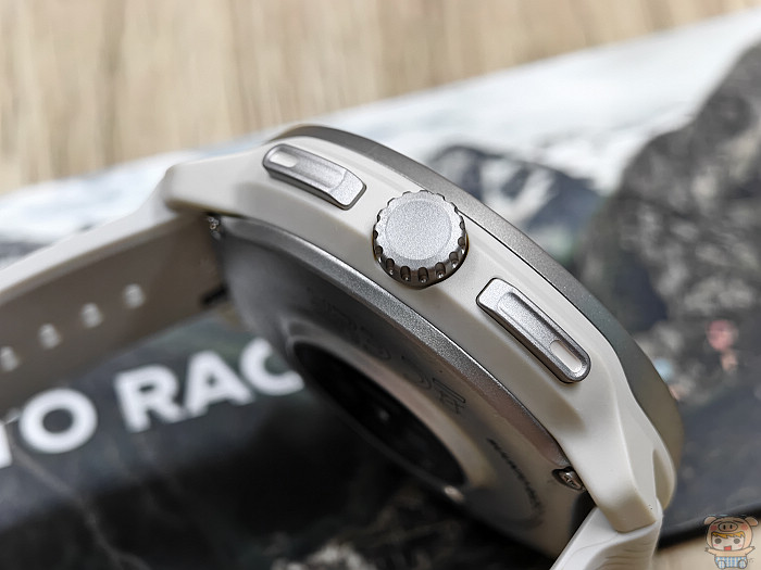Suunto Race 2 數位旋轉錶冠與兩顆實體按鍵帶來便利的輕薄流線操控細節
