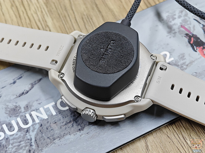Suunto Race 2 便利的磁吸式自動吸附充電與長達 16 天續航表現