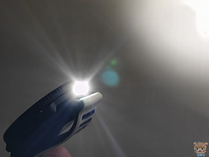 Suunto Vertical 2 獨家機身內置實體 LED 手電筒夜間照明功能展示