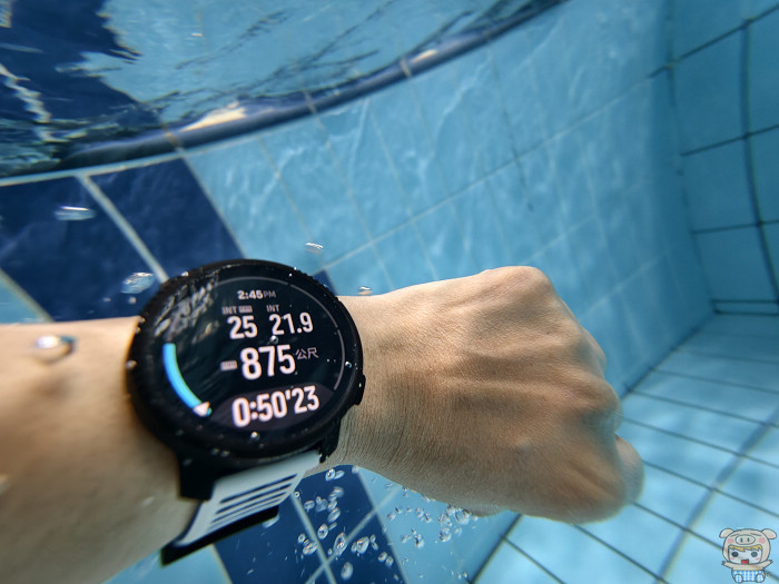 配戴 Suunto Vertical 2 頂級智慧手錶在游泳池進行水中實測外觀