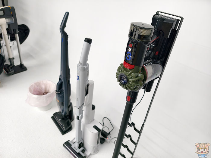 Shark NEO+ 三合一充電底座擴充收納家飾布料吸頭、窄縫除塵吸頭與L型可調式延長管