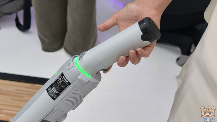 使用者單手輕巧推動 1.7 公斤的 Shark NEO+ 吸塵器清理木地板