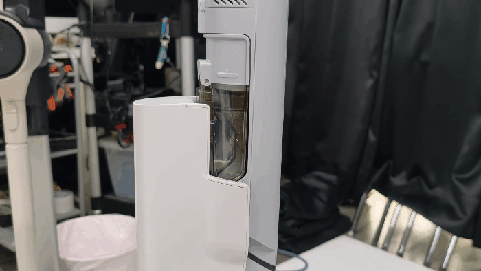 主機掛回底座後自動將集塵桶垃圾吸入下方集塵盒的動態展示