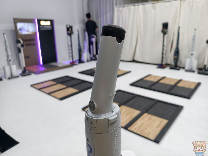 吸塵器手柄上配置的 3000mAh 可拆卸式鋰電池