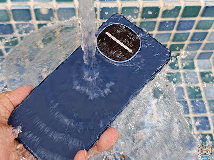 Sharp AQUOS R11 螢幕表面佈滿水滴,實測展示頂規 IPX8 防水防塵防護能力