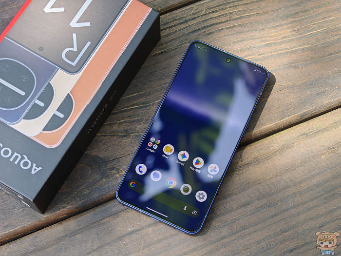 Sharp AQUOS R11 正面特寫,全白顯示畫面展現細緻的螢幕屏佔比