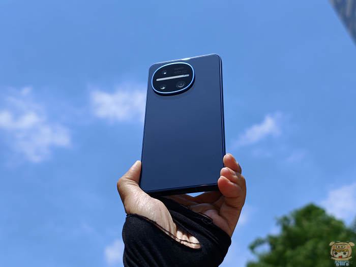 Sharp AQUOS R11 正面開機外觀,螢幕展現極窄邊框與前鏡頭開孔設計