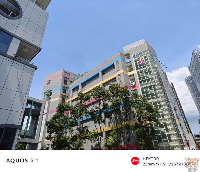 Sharp AQUOS R11 實拍照片,街頭建築物局部細節,使用 2x 望遠鏡頭展現畫面壓縮感