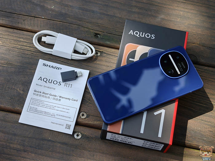 Sharp AQUOS R11 盒裝內容物,隨盒配件包含 Type-C 數據線、說明書與保固卡及 OTG 轉接頭