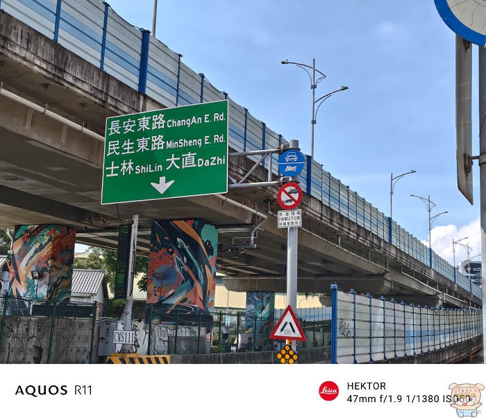 未開啟隱私安全功能時的實拍街景,遠方店家招牌與招牌文字清晰可見