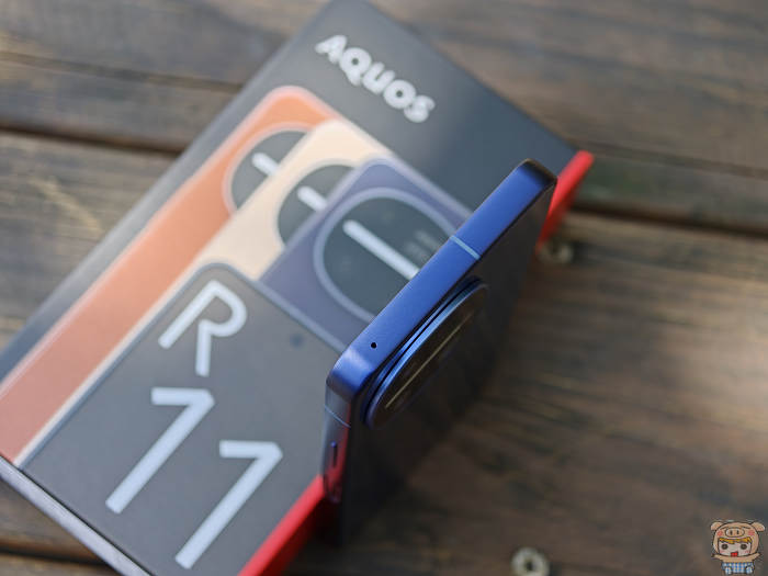 Sharp AQUOS R11 機身頂部外觀特寫,配置有降噪麥克風開孔