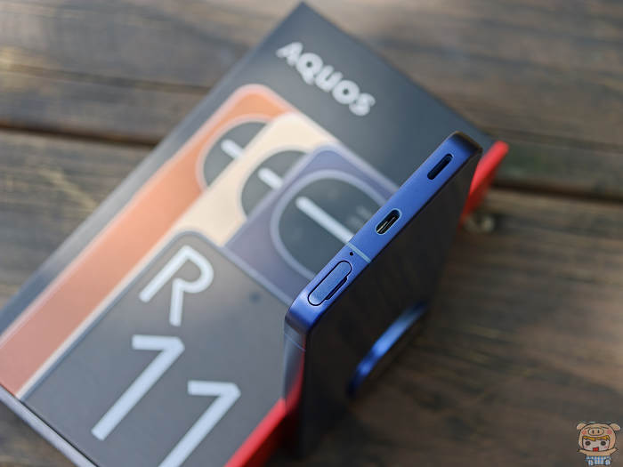 Sharp AQUOS R11 機身底部配置特寫,展示底部喇叭孔與 USB-C 接口