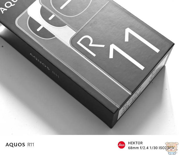 Sharp AQUOS R11 黑色款機身背面在微光下的特寫照,圓形相機環隱約展現極簡美學質感