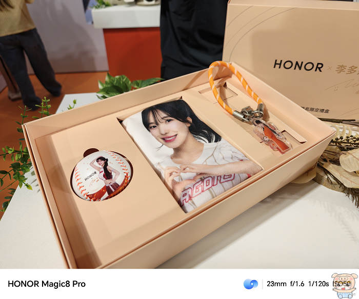 慧玩 AI 創作大使李多慧手持 HONOR 600 Pro 旭日橙新機應援擺拍