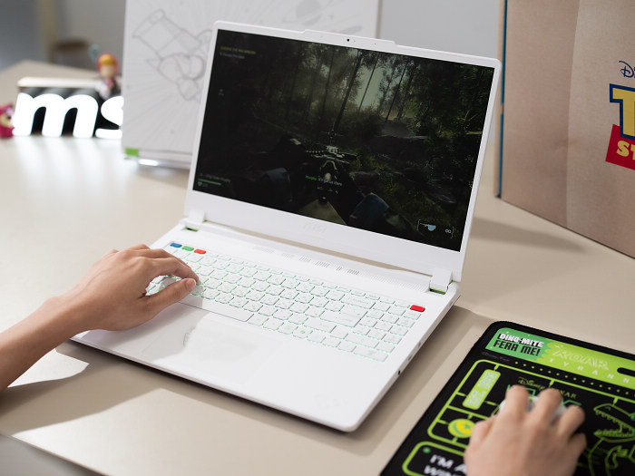 MSI Cyborg 15 C13W 玩具總動員版彩色鍵盤與觸控板