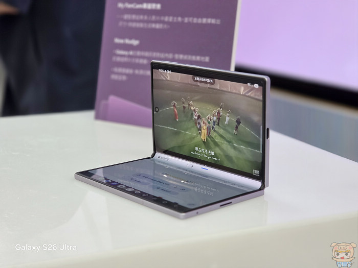 Samsung Galaxy Z Fold8 L 型立放桌面 Flex 懸停模式