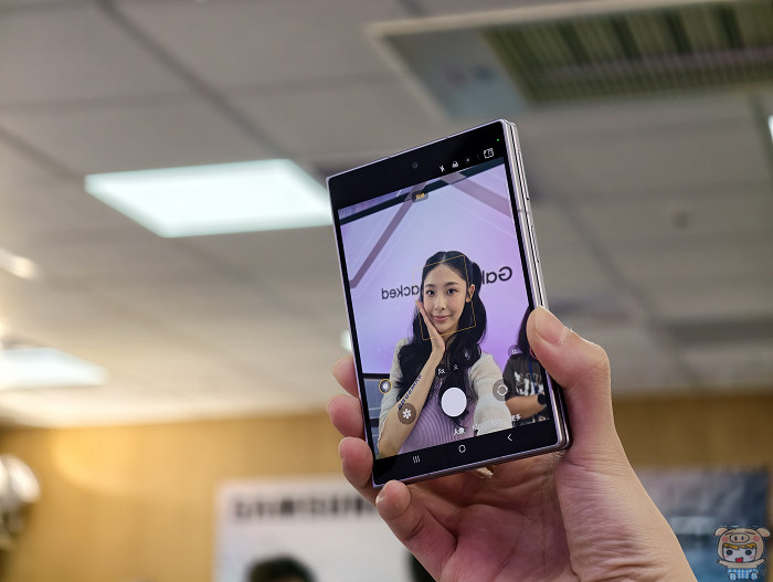 Samsung Galaxy Z Fold8 內頁螢幕 1:1 相機自拍預覽介面